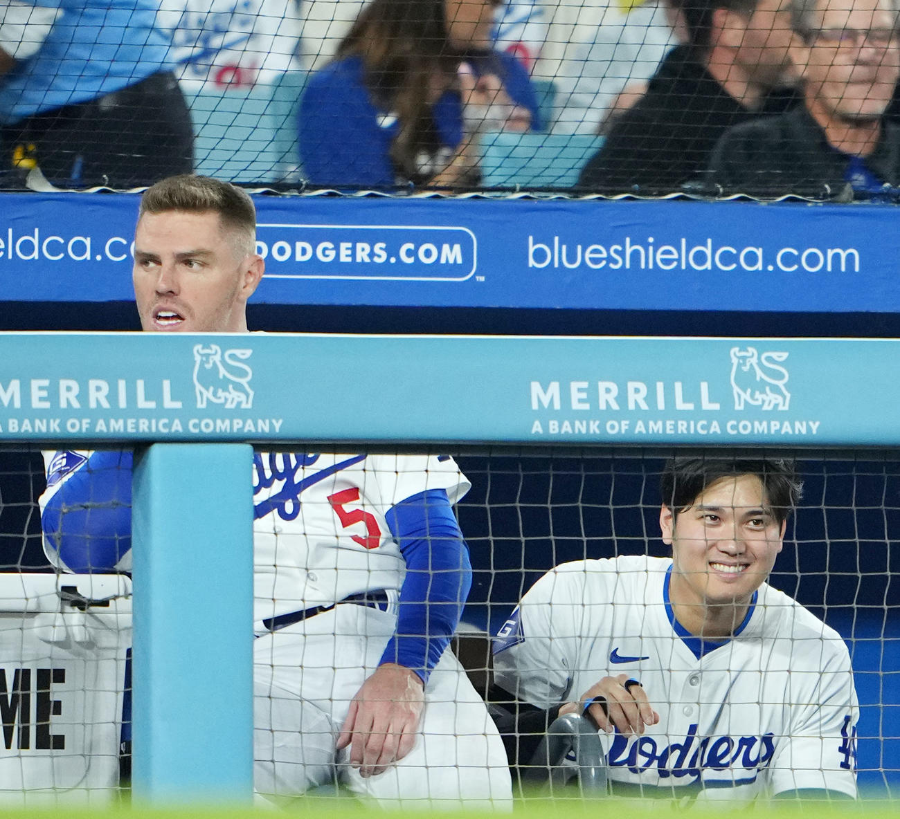 ドジャース対レンジャーズ　6回裏、ベンチで笑顔を見せる大谷とフリーマン（左）（撮影・横山健太）