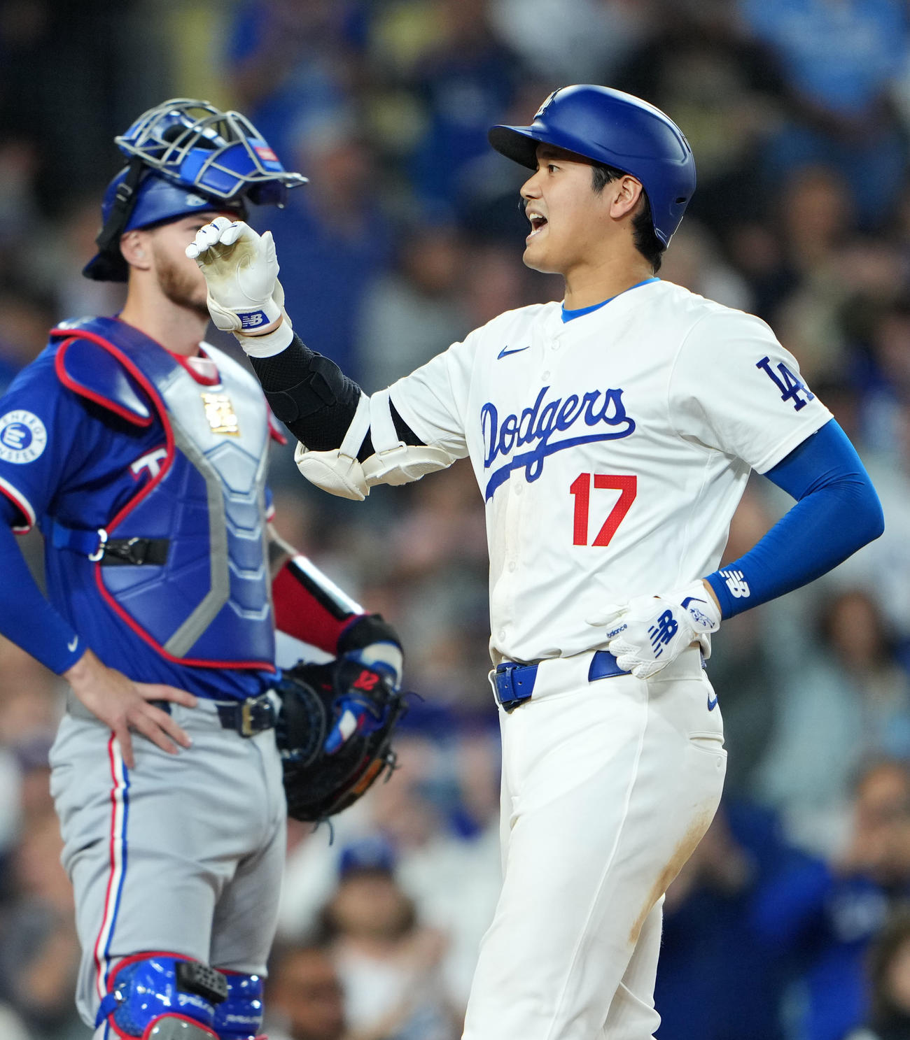 ドジャース対レンジャーズ　6回裏ドジャース1死一塁、右中間へ2点本塁打を放ちタッチを交わす大谷（撮影・横山健太）