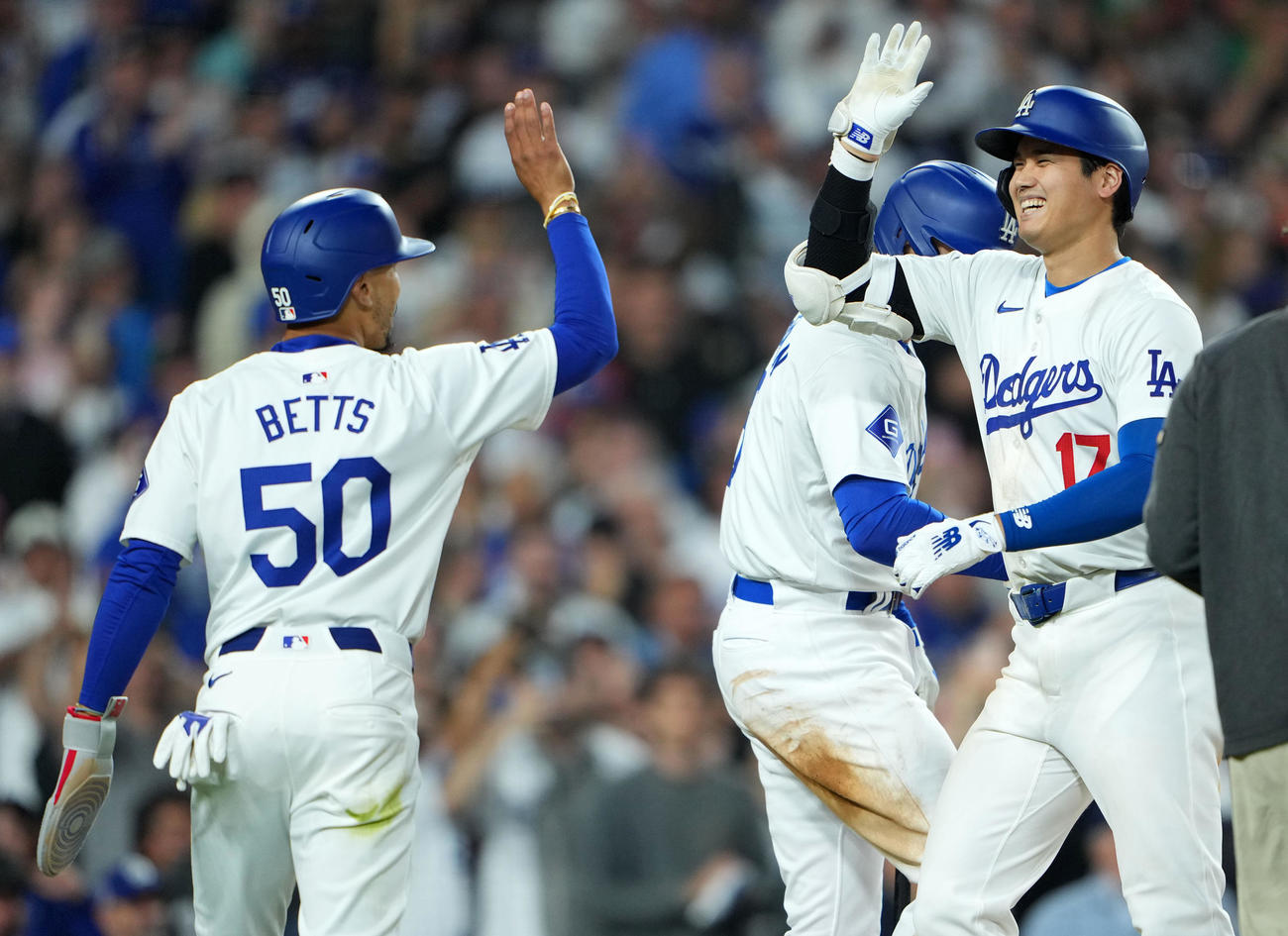 ドジャース対レンジャーズ　6回裏ドジャース1死一塁、右中間へ2点本塁打を放ちタッチを交わす大谷（右）（撮影・横山健太）