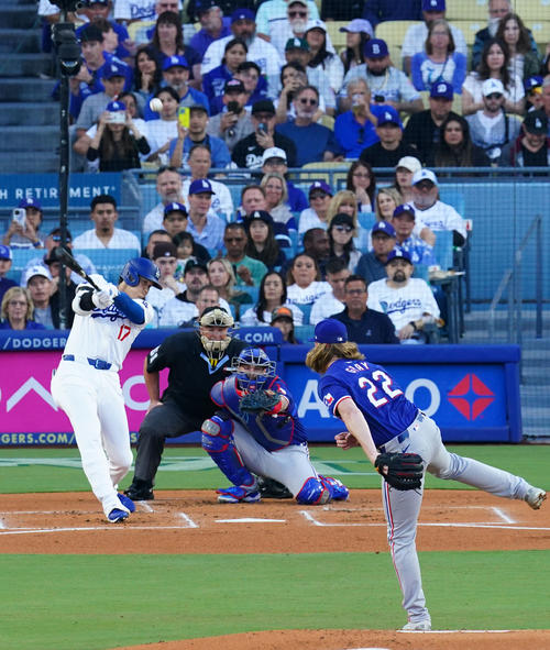 ドジャース対レンジャーズ 1回裏ドジャース1死、今季17号となる右中間への本塁打を放つ大谷。投手ジョン・クレイ(撮影・横山健太)