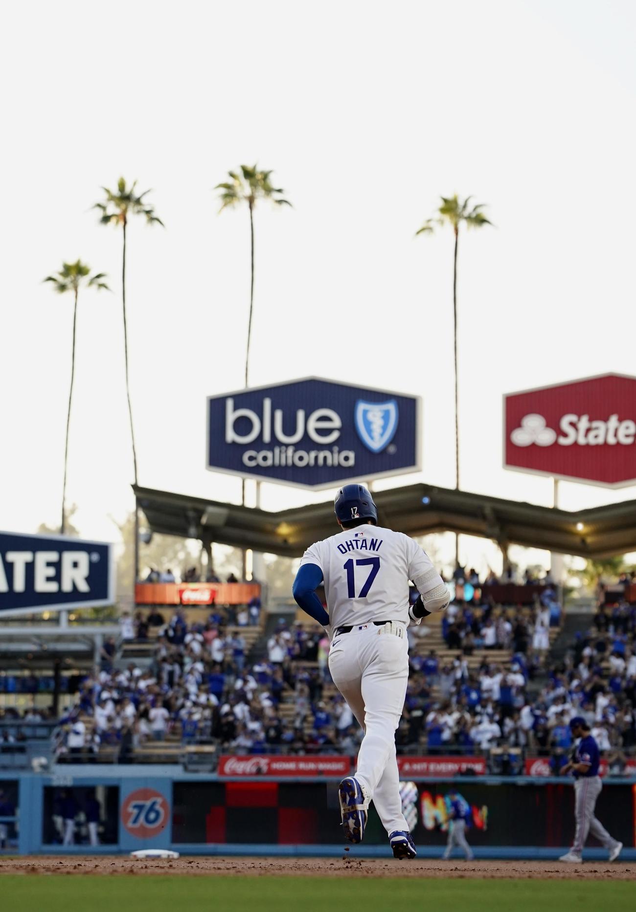 ドジャース対レンジャーズ　1回裏ドジャース1死、右中間へ17号となる本塁打を放つ大谷（撮影・横山健太）