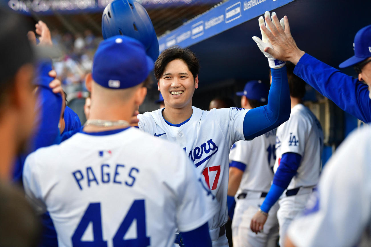 ソロ本塁打を放った大谷翔平はベンチで同僚らに祝福されると笑顔を見せた（ロイター）