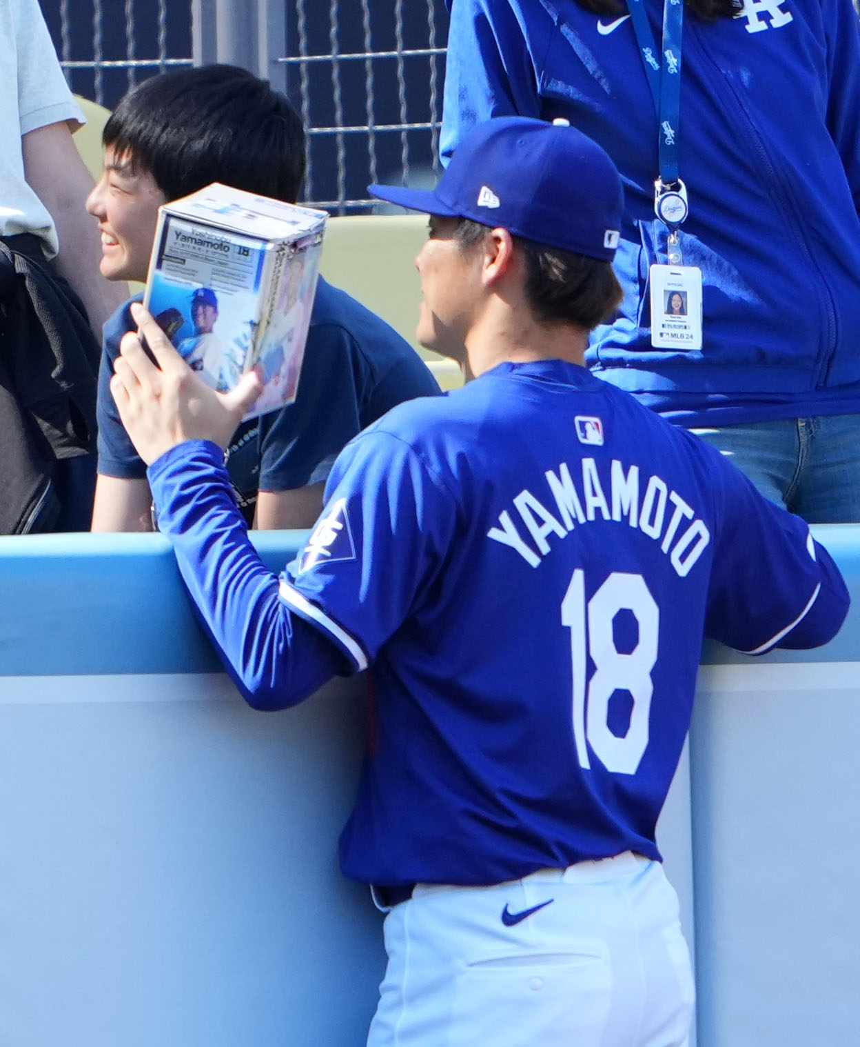 ドジャース対レンジャーズ　自身のボブルヘッドを手に笑顔を見せるドジャース山本（撮影・横山健太）