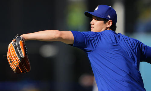 ドジャース対レンジャーズ　キャッチボールをするドジャース大谷（撮影・横山健太）