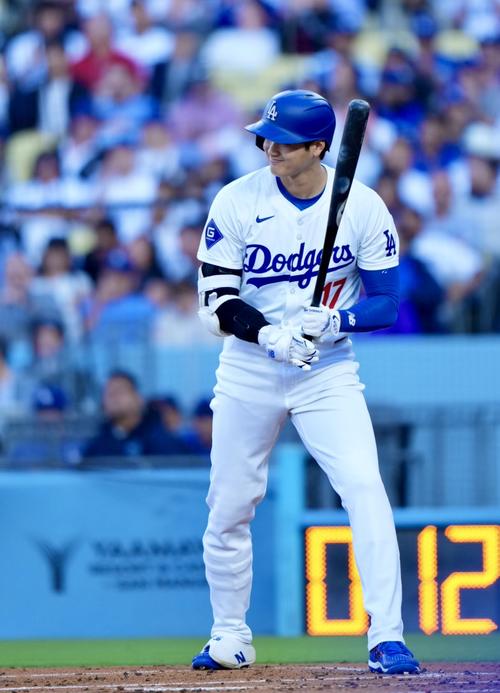 ドジャース対レンジャーズ　1回裏ドジャース1死、エンゼルス時代に同僚だったマイケル・ロレンゼンに笑顔を見せる大谷（撮影・横山健太）