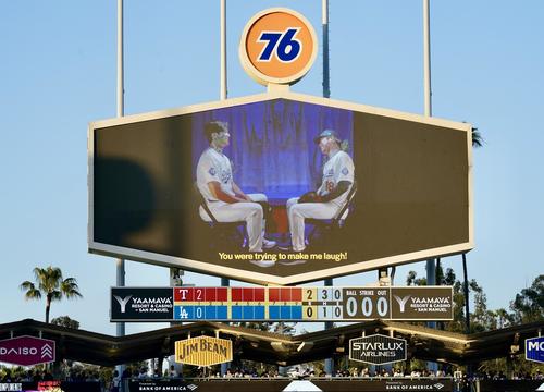 ドジャース対レンジャーズ　試合途中にスタジアムに映し出されたドジャース大谷（左）と山本の対談映像（撮影・横山健太）