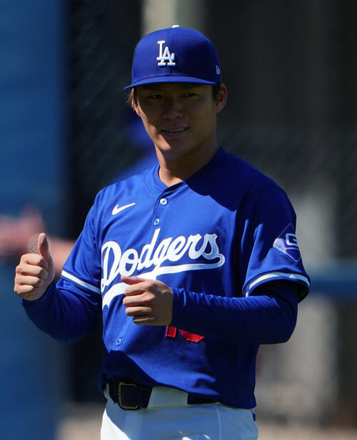 ドジャース対レンジャーズ　サムズアップをするドジャース山本（撮影・横山健太）