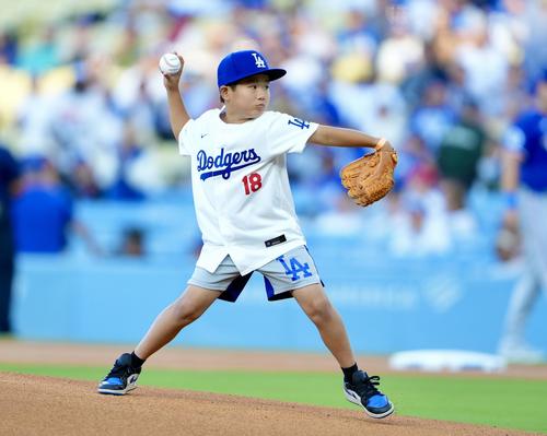 ドジャース対レンジャーズ　始球式をするKEITA君（撮影・横山健太）