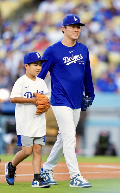 ドジャース対レンジャーズ　始球式を終え引きあげるドジャース山本（右）とKEITA君（撮影・横山健太）