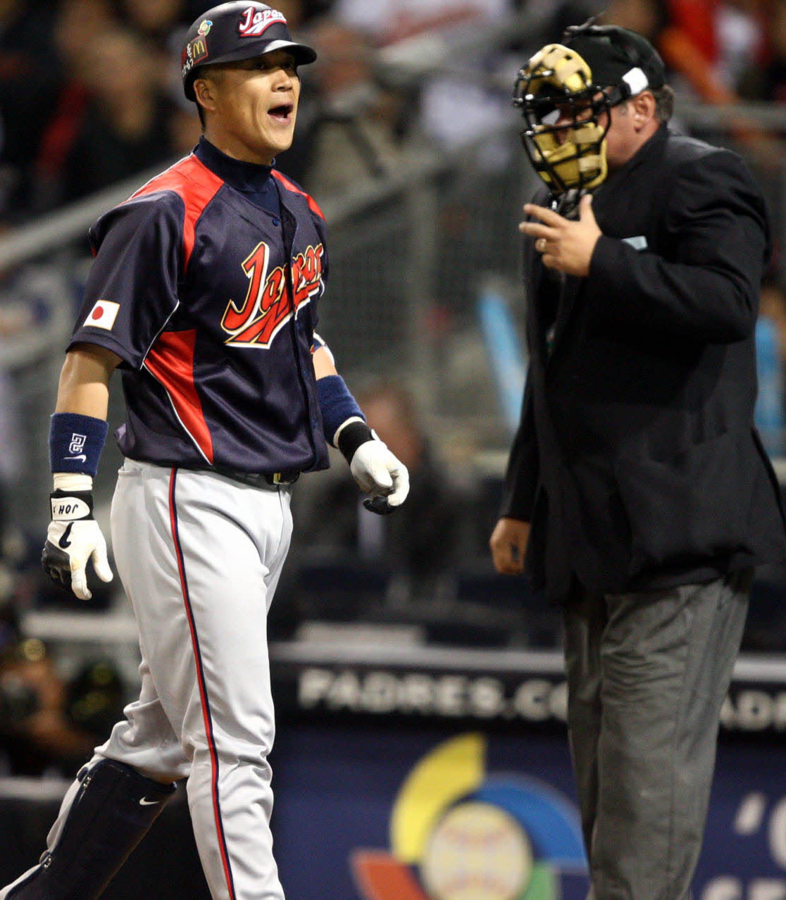 第2回WBCで試合中のハンター・ウェンデルステット氏（右）。左は三振して打席にバットを置いたまま大声を出してベンチに戻り退場処分となった城島（2009年3月撮影）