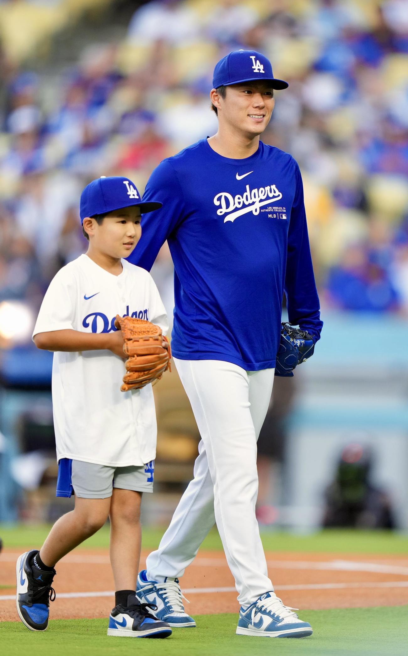 ドジャース対レンジャーズ　始球式を終え引きあげるドジャース山本（右）とKEITA君（撮影・横山健太）