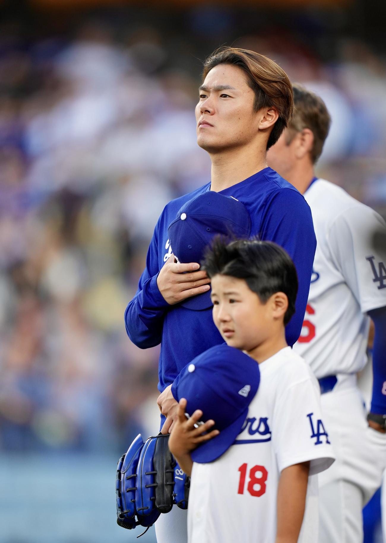 ドジャース対レンジャーズ　始球式に臨むドジャース山本（左）とKEITA君（撮影・横山健太）