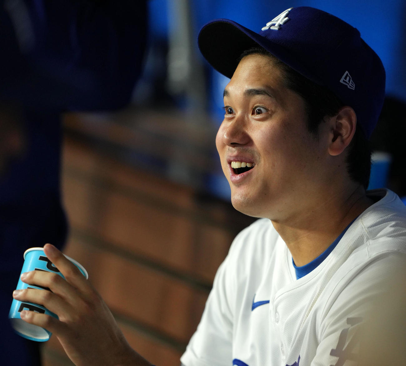 ドジャース対レンジャーズ　ベンチで驚いた表情を見せるドジャース大谷（撮影・横山健太）