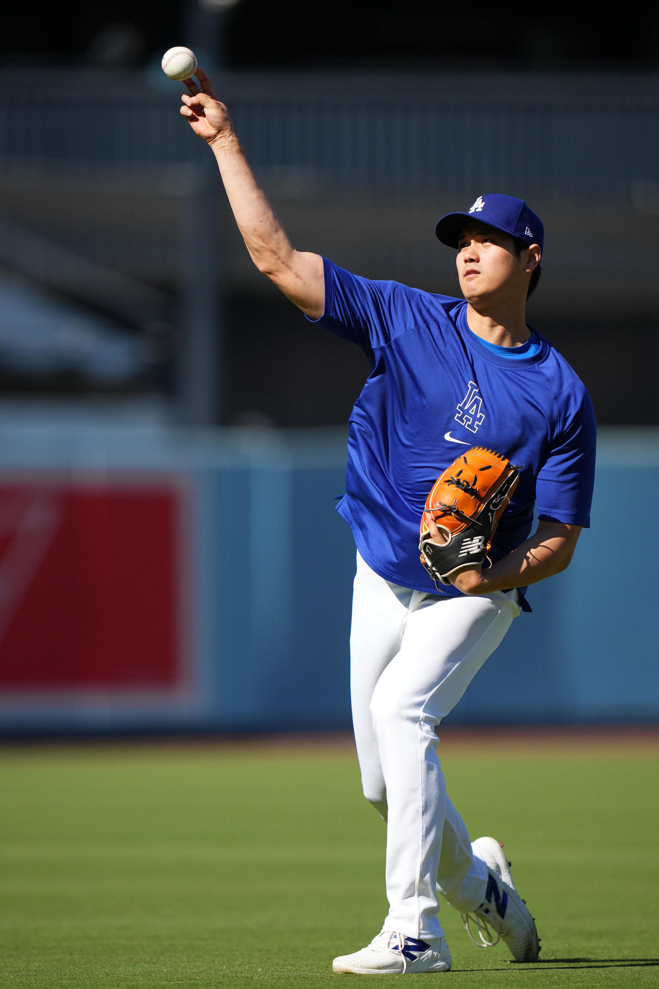 ドジャース対レンジャーズ　キャッチボールをするドジャース大谷（撮影・横山健太）