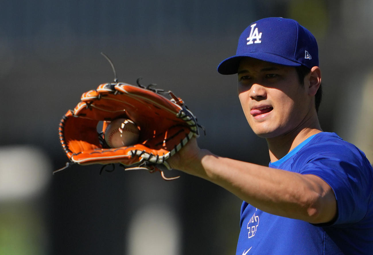 ドジャース対レンジャーズ　キャッチボールをするドジャース大谷（撮影・横山健太）