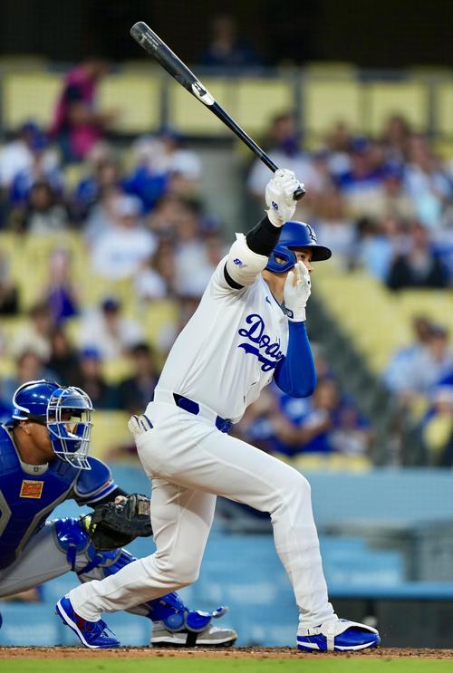 ドジャース対ロイヤルズ 4回裏ドジャース1死、右前打を放つ大谷(撮影・横山健太)