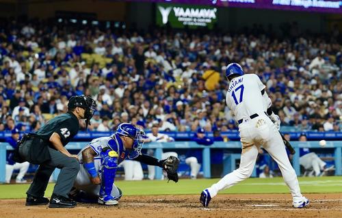 ドジャース対ロイヤルズ 6回裏ドジャース無死、中前打を放つ大谷(撮影・横山健太)