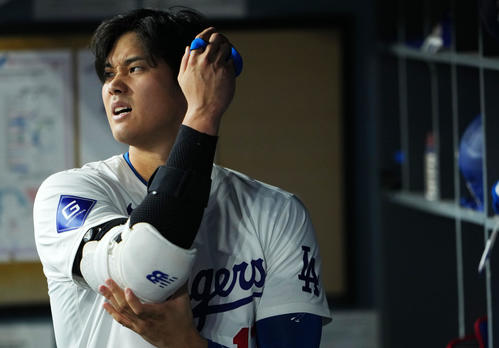 ドジャース対ロイヤルズ 8回裏ドジャース1死二塁、遊飛に倒れベンチで悔しそうな表情を見せる大谷(撮影・横山健太)