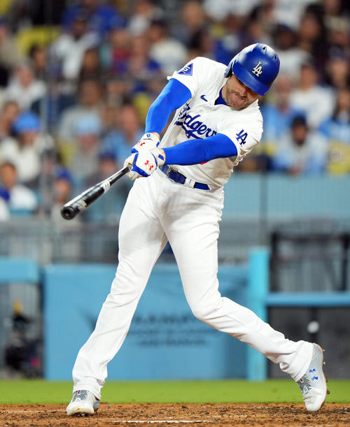 ドジャース対ロイヤルズ 8回裏ドジャース2死二塁、中前適時打を放つフリーマン(撮影・横山健太)