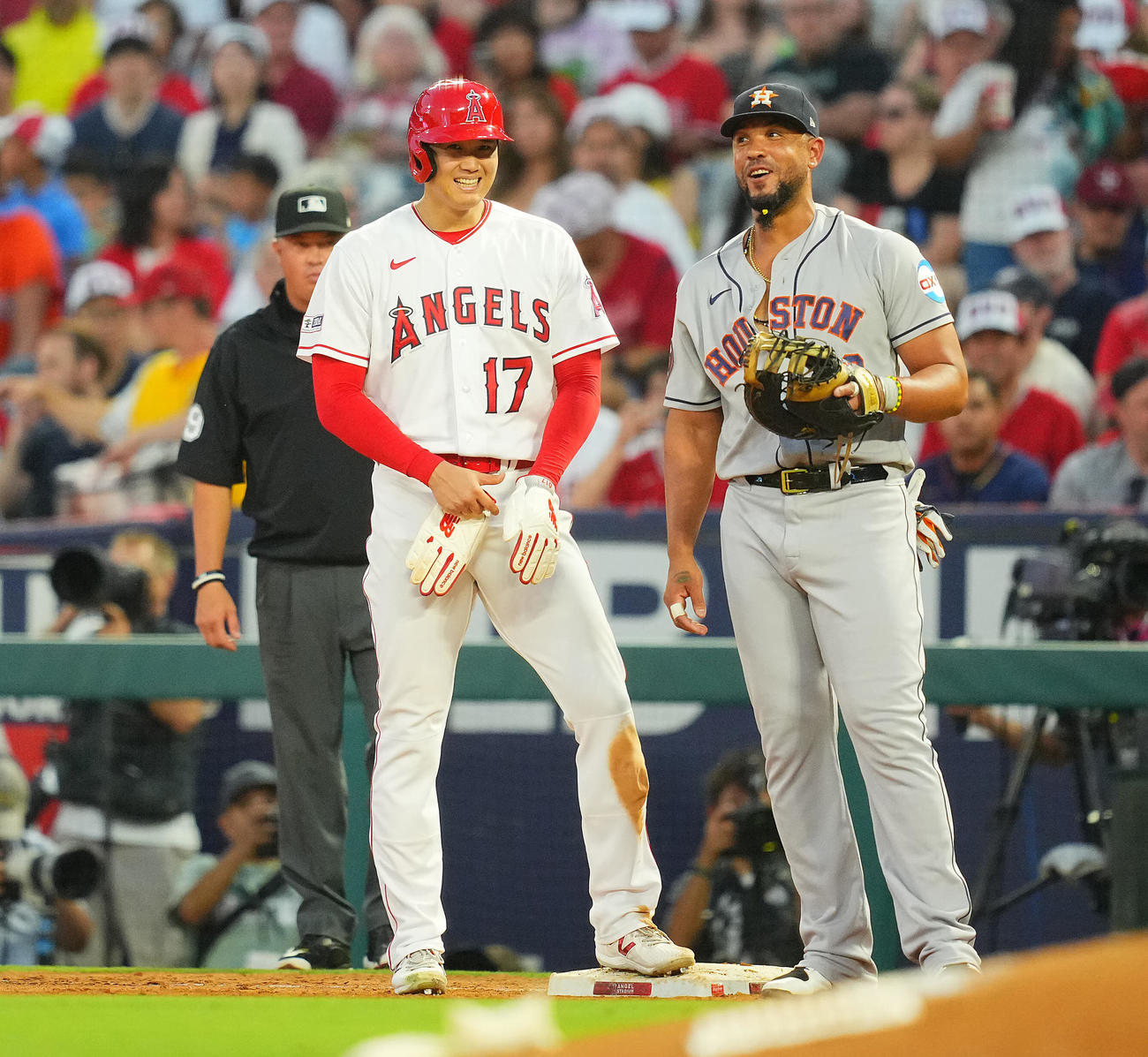 大谷（左）と塁上で談笑するアブレイユ（2023年7月撮影）