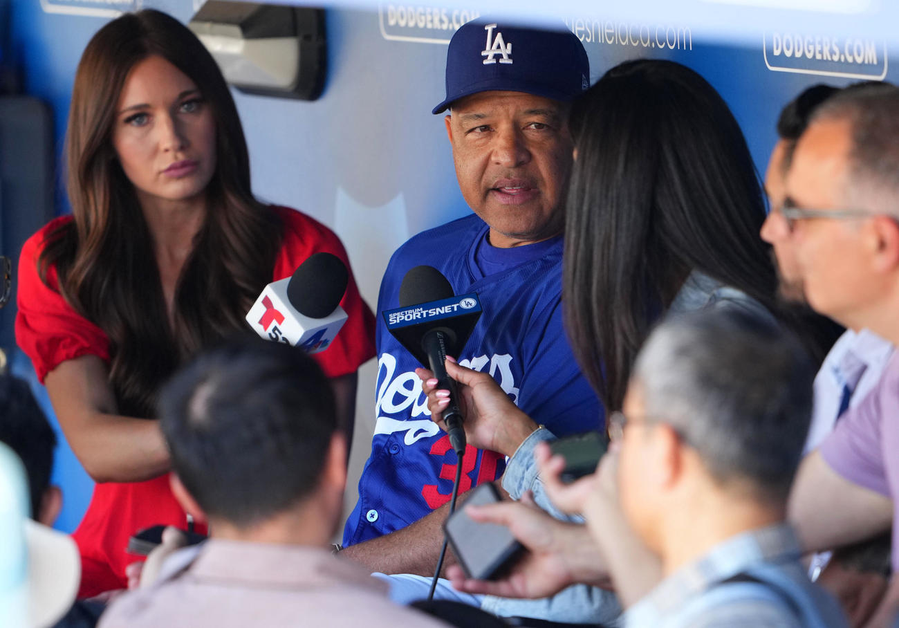 ドジャース対レンジャーズ　試合前、取材に応じるドジャースのロバーツ監督（撮影・横山健太）