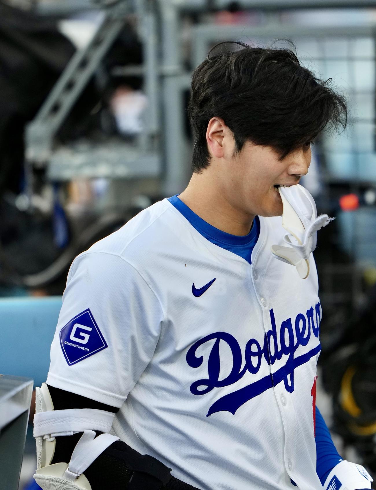 ドジャース対ロイヤルズ　1回裏ドジャース1死、遊ゴロに倒れベンチへ引きあげる大谷（撮影・横山健太）