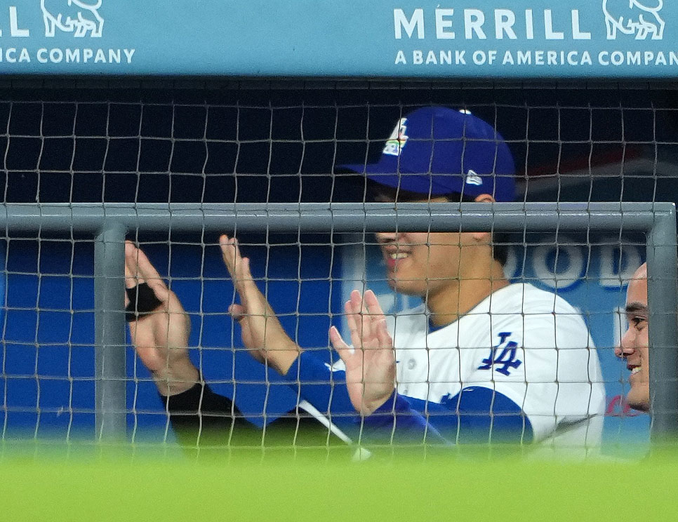 ドジャース対ロイヤルズ　5回裏ドジャース1死一塁、左越え2点本塁打を放ったミゲル・ロハスをフレディ・ダンスで迎える大谷（撮影・横山健太）