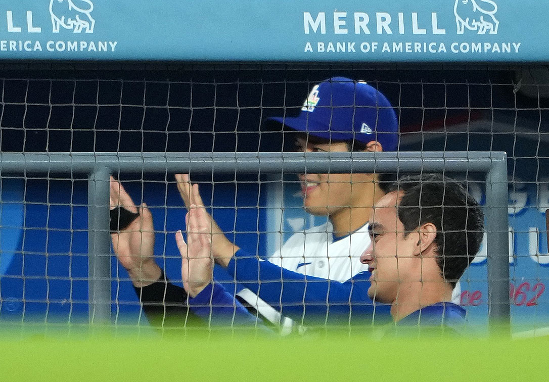 ドジャース対ロイヤルズ　5回裏ドジャース1死一塁、左越え2点本塁打を放ったミゲル・ロハスをフレディ・ダンスで迎える大谷（撮影・横山健太）