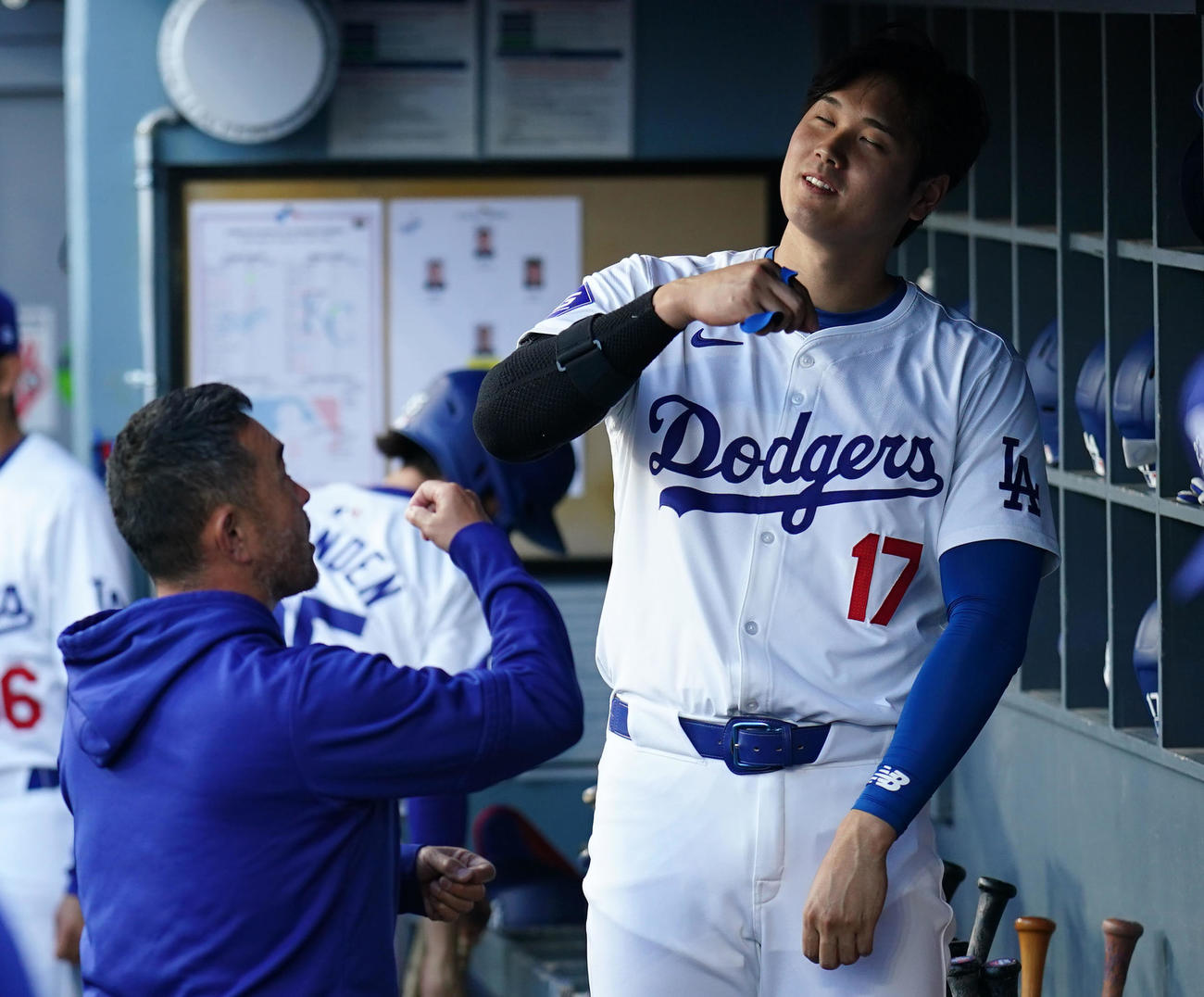 ドジャース対ロイヤルズ　試合前、何かを混ぜて飲み込むパフォーマンスをするドジャース大谷（撮影・横山健太）