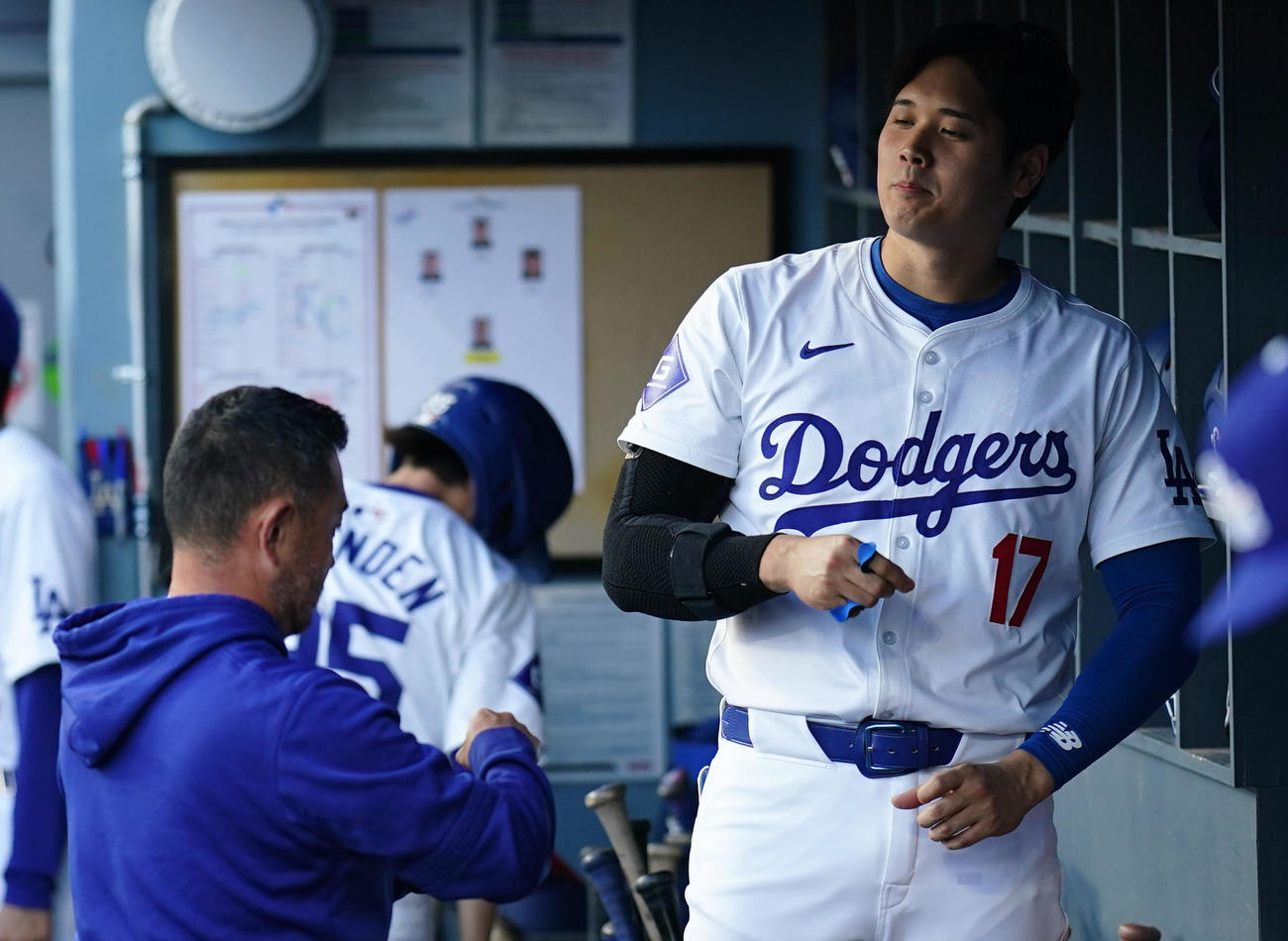 ドジャース対ロイヤルズ　試合前、何かを混ぜて飲み込むパフォーマンスをするドジャース大谷（撮影・横山健太）