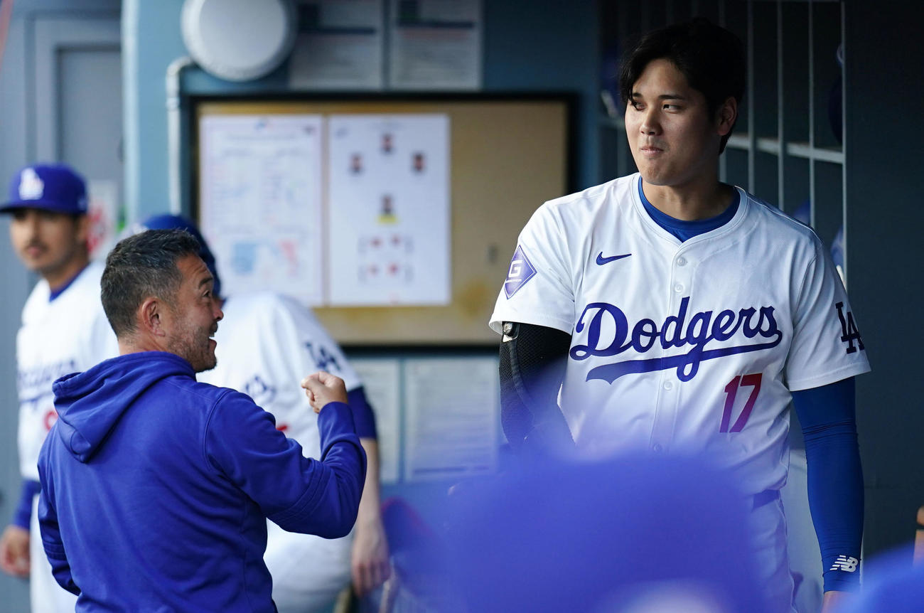 ドジャース対ロイヤルズ　試合前、何かを混ぜて飲み込むパフォーマンスをするドジャース大谷（撮影・横山健太）