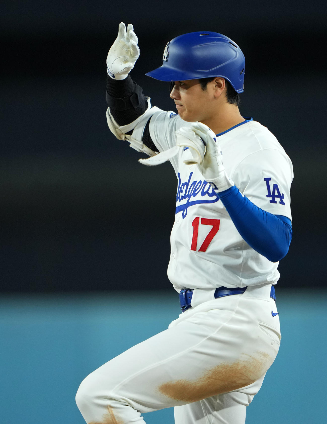 ドジャース対ロイヤルズ　6回裏ドジャース無死、中前打を放ちポーズを決める大谷（撮影・横山健太）