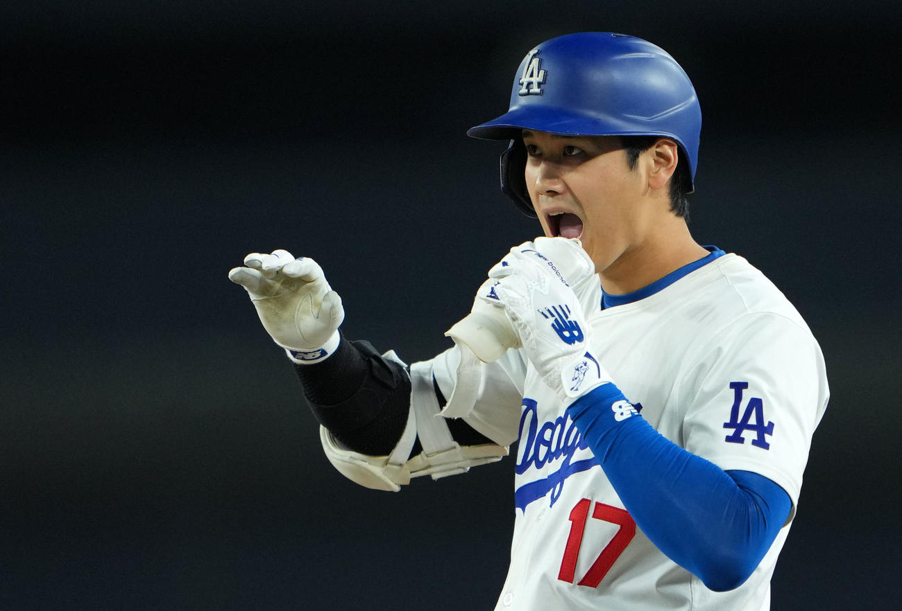 ドジャース対ロイヤルズ　6回裏ドジャース無死、中前打を放ちポーズを決める大谷（撮影・横山健太）