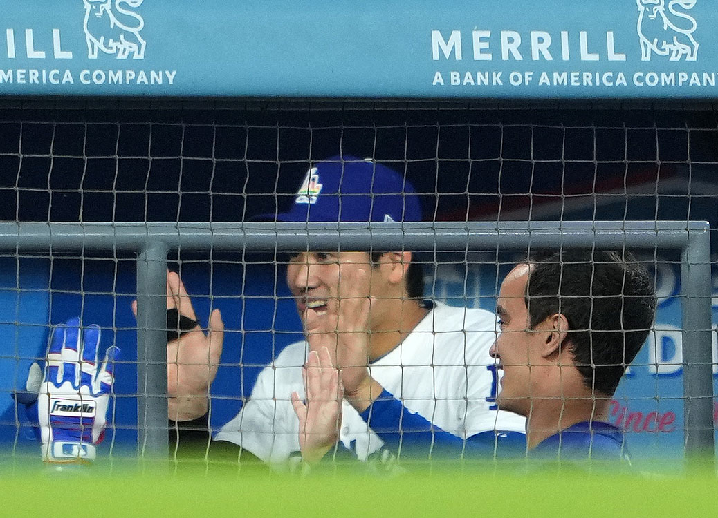 ドジャース対ロイヤルズ　5回裏ドジャース1死一塁、左越え2点本塁打を放ったミゲル・ロハスをフレディ・ダンスで迎える大谷（撮影・横山健太）