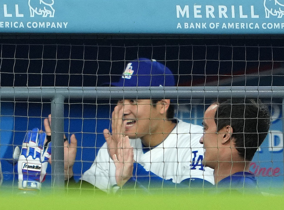 ドジャース対ロイヤルズ　5回裏ドジャース1死一塁、左越え2点本塁打を放ったミゲル・ロハスをフレディ・ダンスで迎える大谷（撮影・横山健太）