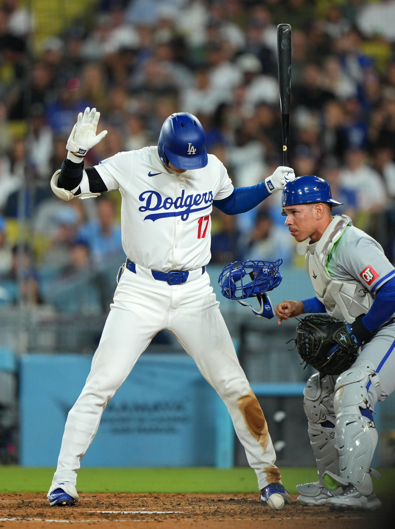 ドジャース対ロイヤルズ　8回裏ドジャース1死二塁、バットのグリップがフェルミン（右）の頭に当たってしまい驚いた表情を見せる大谷（撮影・横山健太）