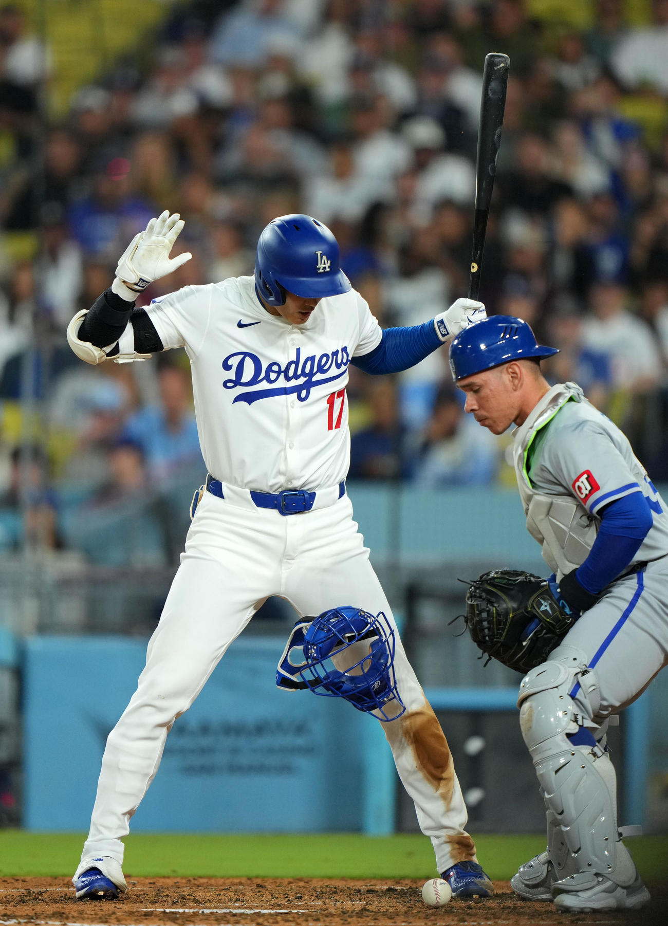ドジャース対ロイヤルズ　8回裏ドジャース1死二塁、バットのグリップがフェルミン（右）の頭に当たってしまい驚いた表情を見せる大谷（撮影・横山健太）