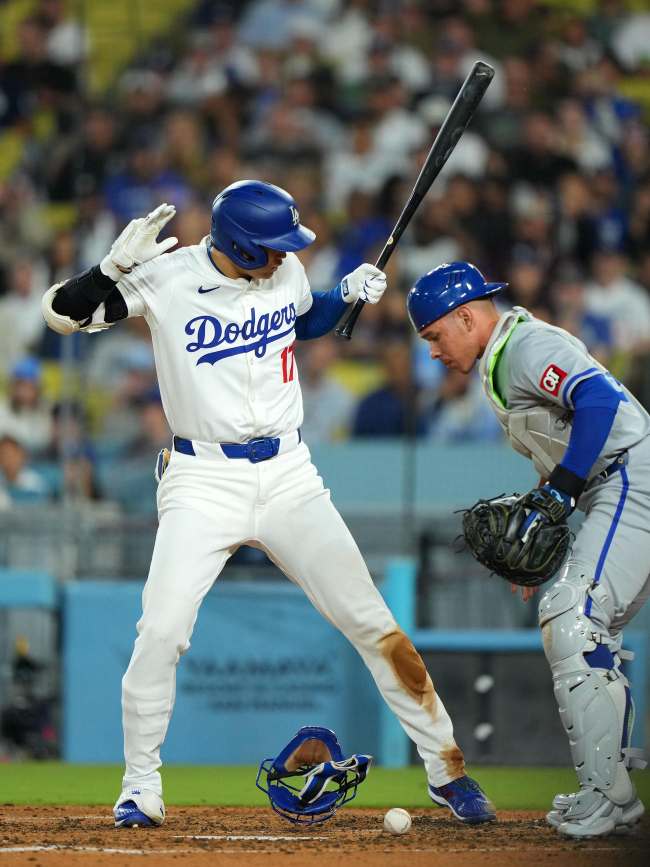ドジャース対ロイヤルズ　8回裏ドジャース1死二塁、バットのグリップがフェルミン（右）の頭に当たってしまい驚いた表情を見せる大谷（撮影・横山健太）