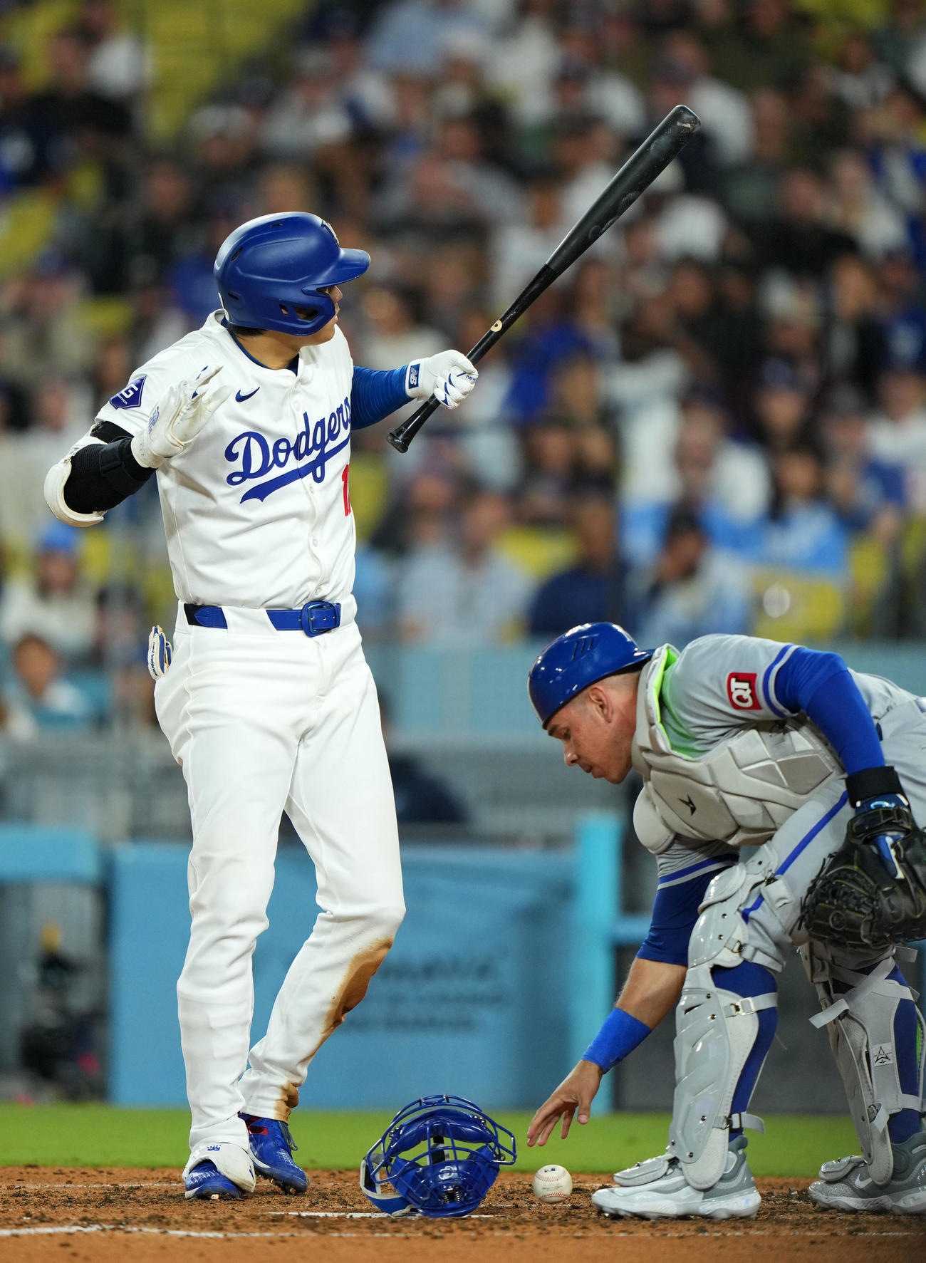 ドジャース対ロイヤルズ　8回裏ドジャース1死二塁、バットのグリップがフェルミン（右）の頭に当たってしまい驚いた表情を見せる大谷（撮影・横山健太）