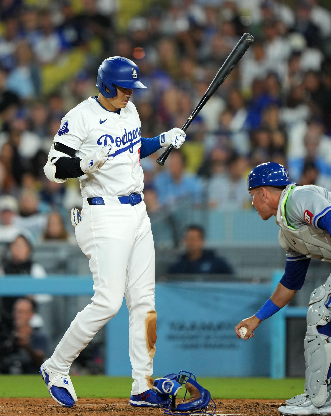 ドジャース対ロイヤルズ　8回裏ドジャース1死二塁、バットのグリップがフェルミン（右）の頭に当たってしまい驚いた表情を見せる大谷（撮影・横山健太）
