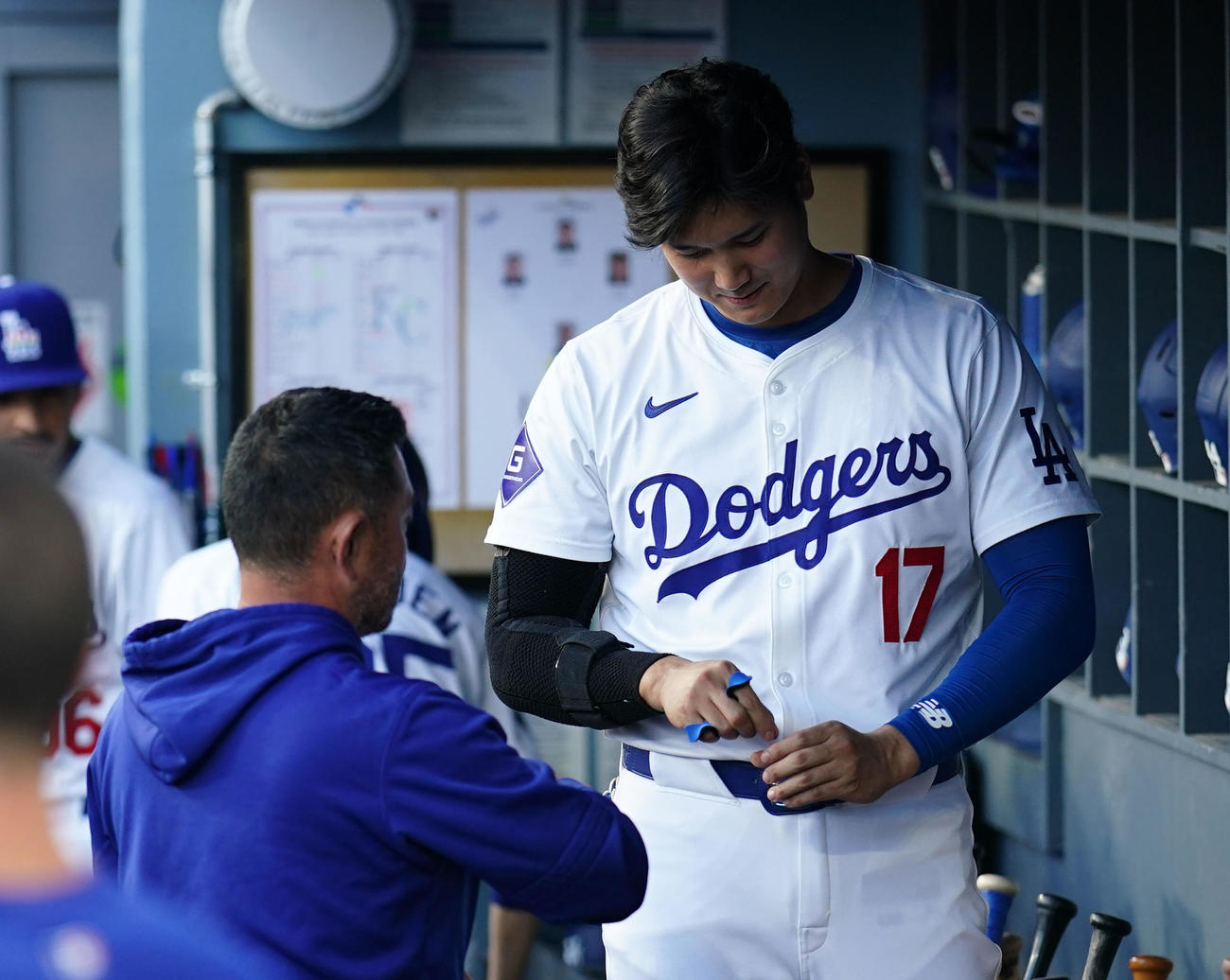 ドジャース対ロイヤルズ　試合前、何かを混ぜて飲み込むパフォーマンスをするドジャース大谷（撮影・横山健太）
