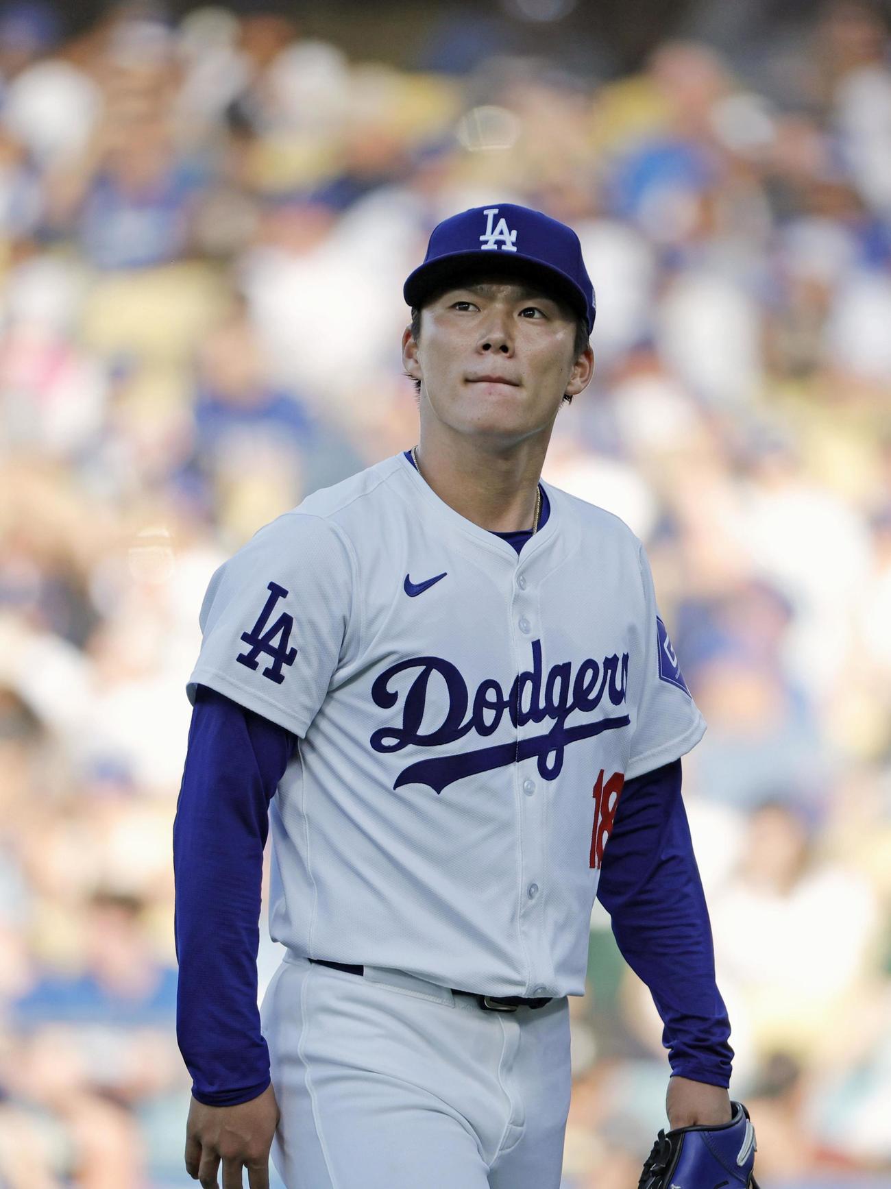 ロイヤルズ戦に先発し、2回を終えベンチに戻るドジャース山本＝ロサンゼルス（共同）