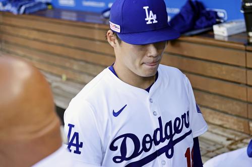 ロイヤルズ戦に先発し、2回を投げ終えベンチの裏に引き揚げるドジャース山本。このまま降板した=ロサンゼルス(共同)