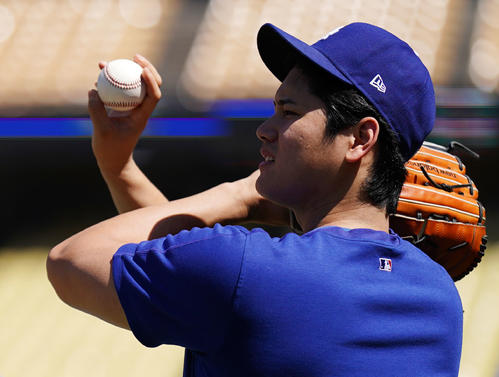 ドジャース対ロイヤルズ キャッチボールをするドジャース大谷(撮影・横山健太)