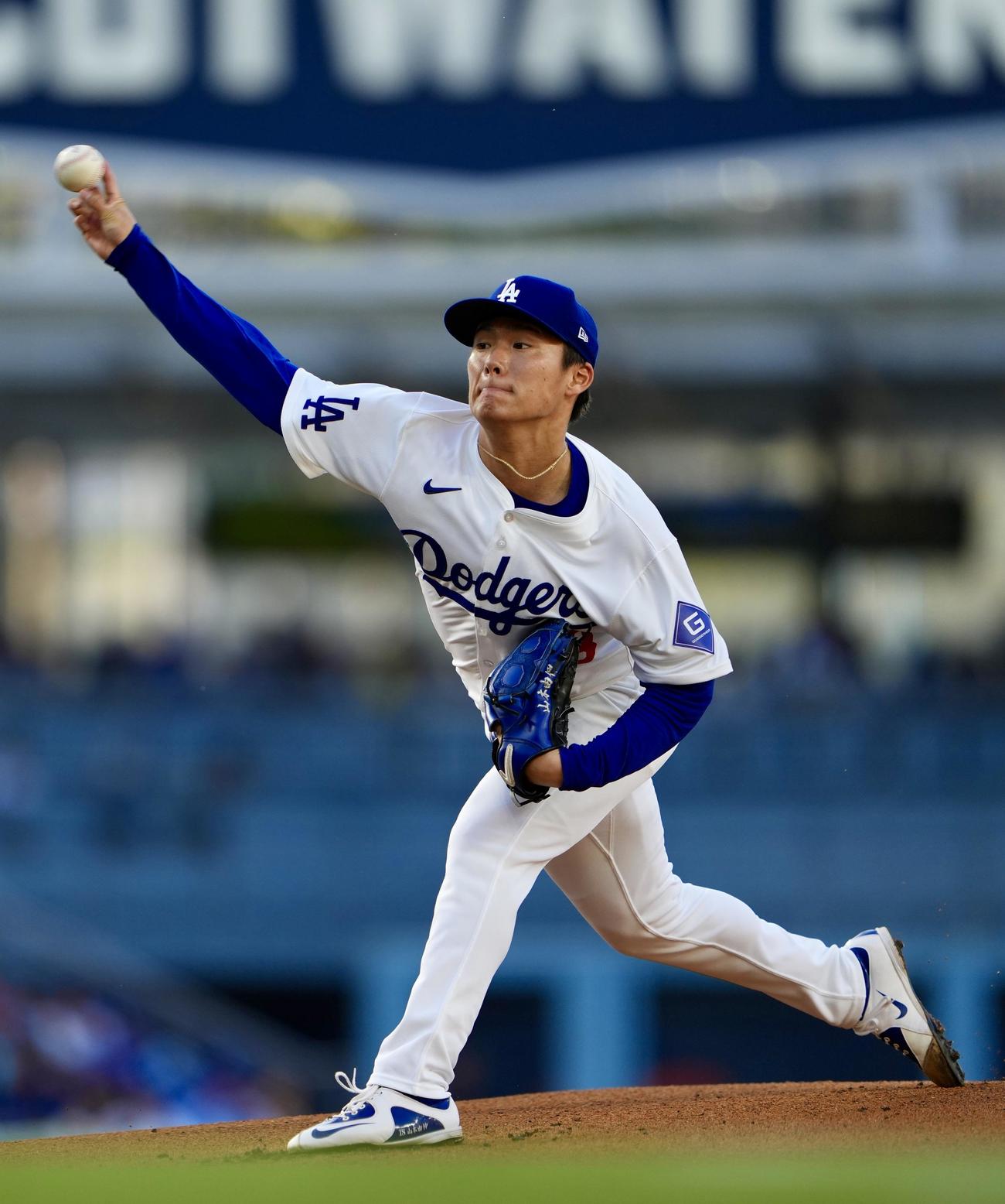 ドジャース対ロイヤルズ　力投するドジャース先発の山本（撮影・横山健太）