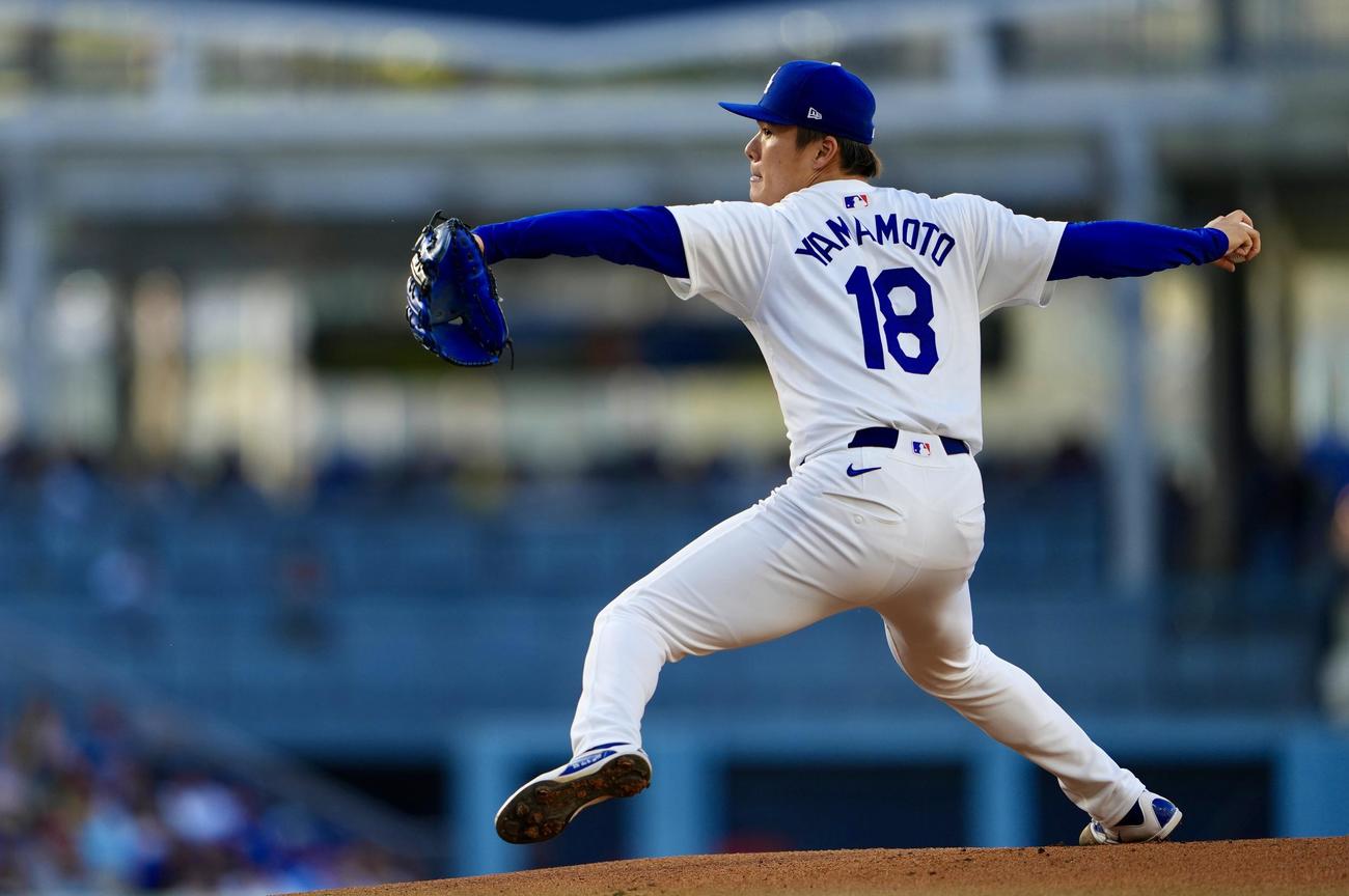ドジャース対ロイヤルズ　力投するドジャース先発の山本（撮影・横山健太）