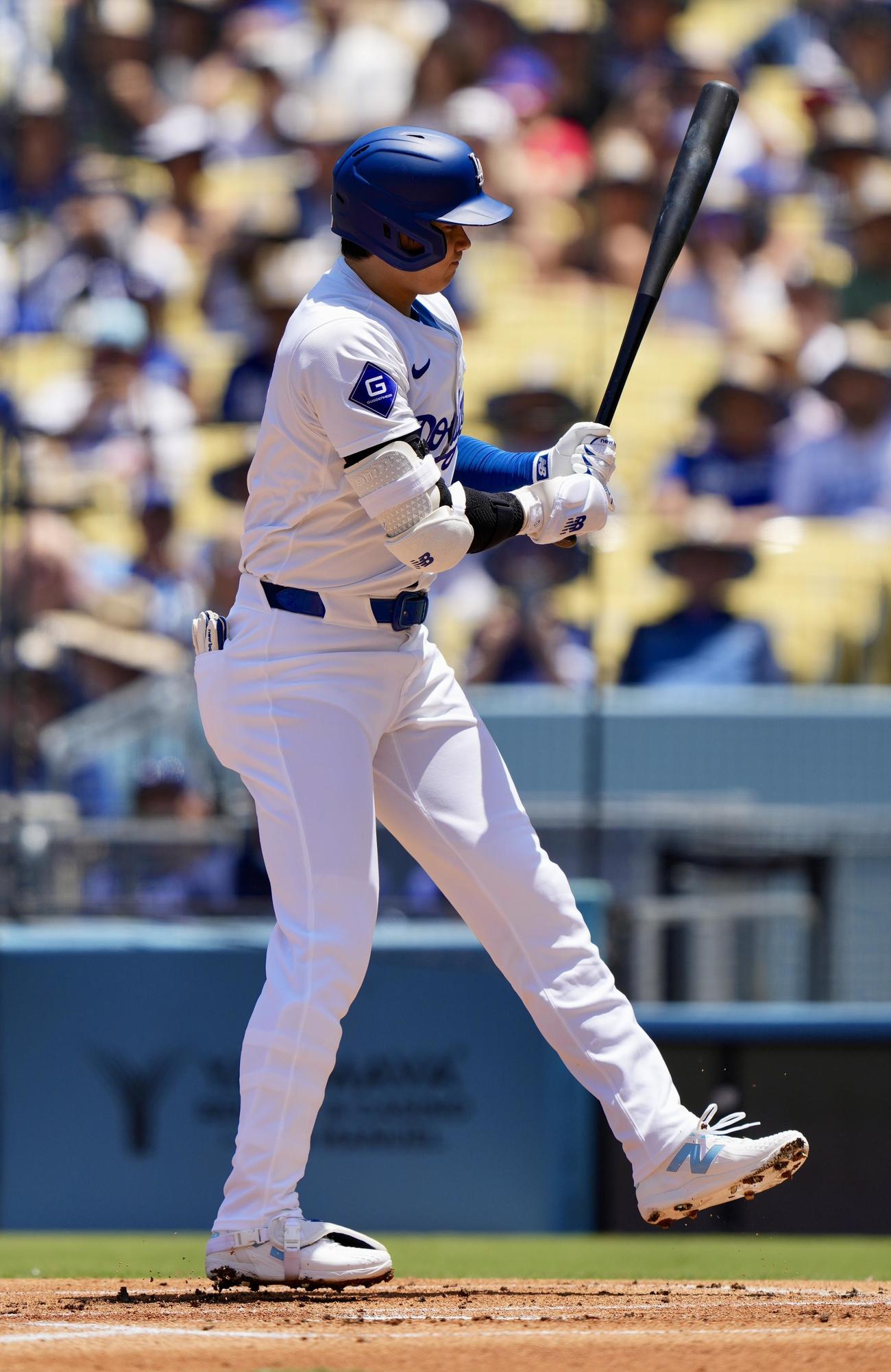 ドジャース対ロイヤルズ　1回裏ドジャース1死、四球で出塁する大谷（撮影・横山健太）