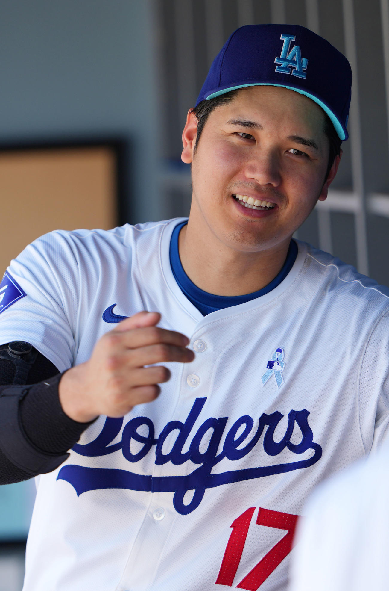 ドジャース対ロイヤルズ　ベンチで笑顔を見せるドジャース大谷（撮影・横山健太）