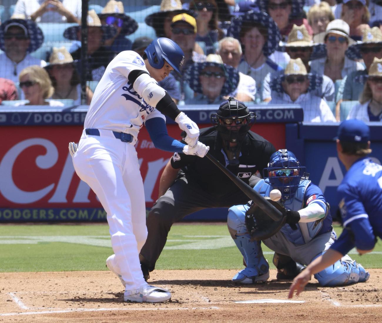 ロイヤルズ戦の3回、18号ソロを放つドジャース大谷（共同）
