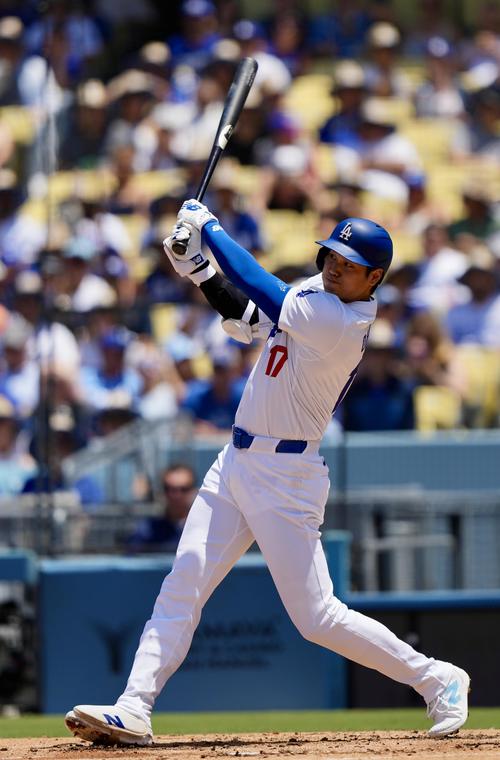 ドジャース対ロイヤルズ 3回裏ドジャース1死、左中間へ本塁打を放つ大谷(撮影・横山健太)